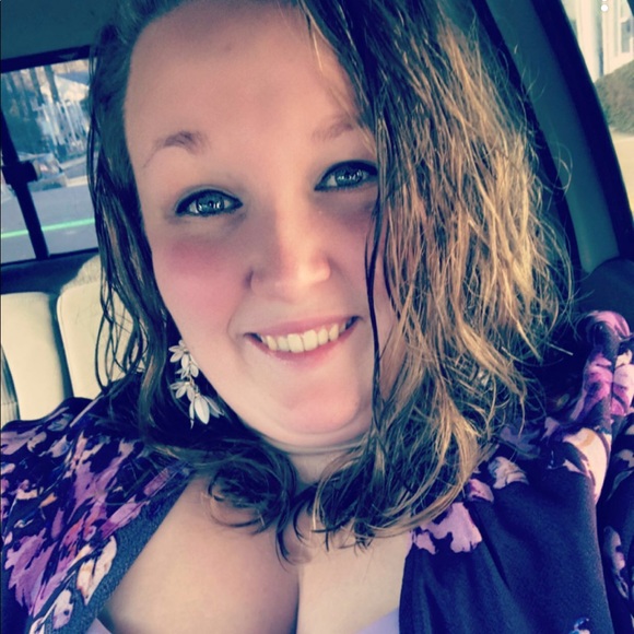 Meet your Posher, Amanda - Picture 3 of 4